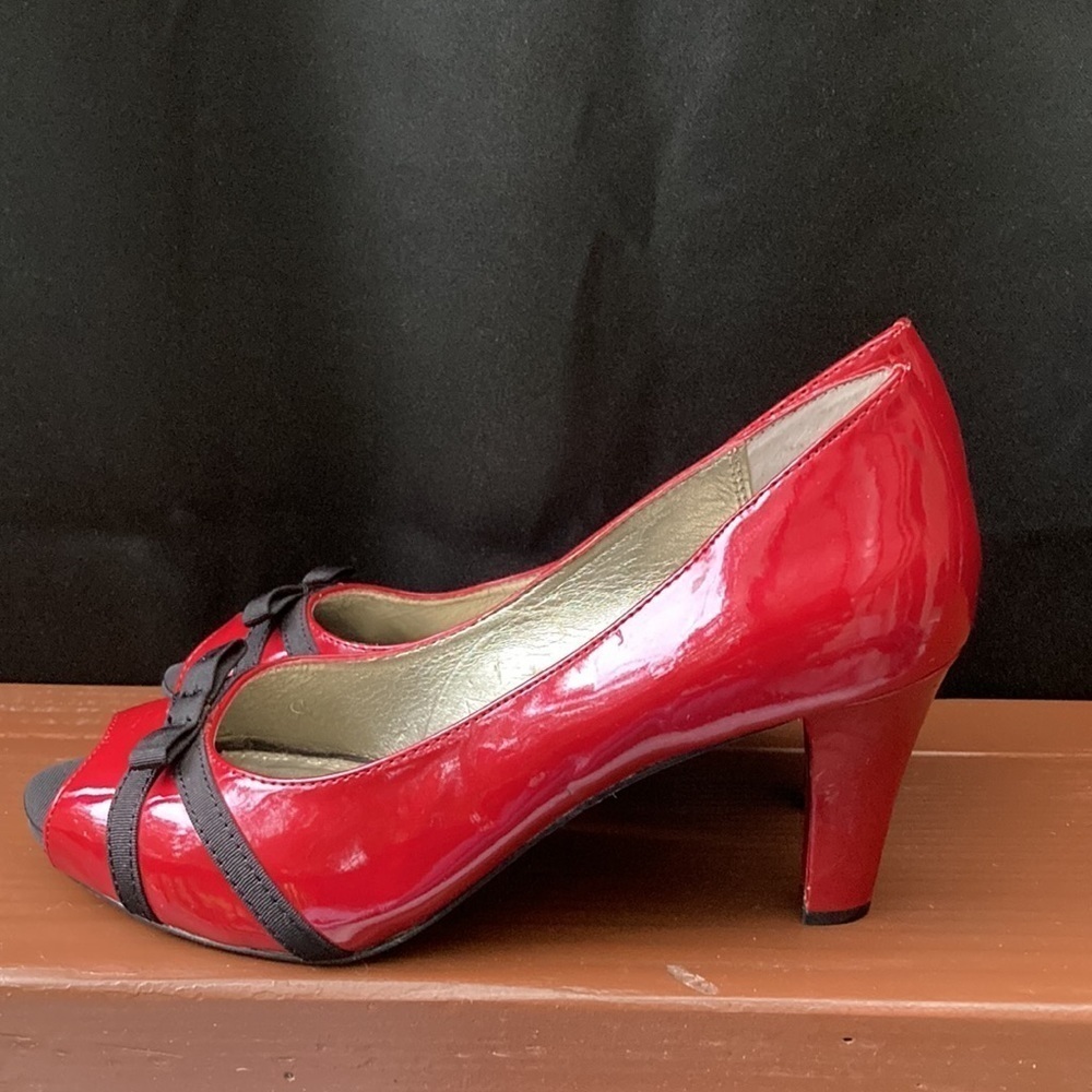 Liz Claiborne vegan leather red open toe with black bow on toes, Size 7.5 - Picture 5 of 7